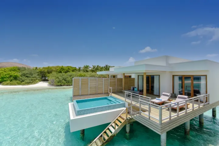 Dhigali Maldives — водная вилла с бассейном