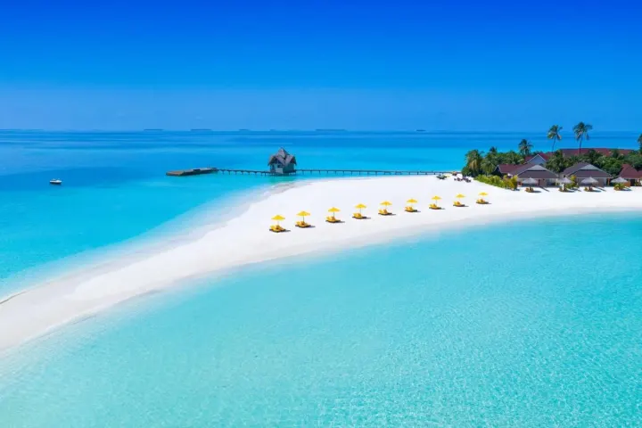 Dhigufaru Island Resort — белоснежная песчаная коса и лазурная лагуна