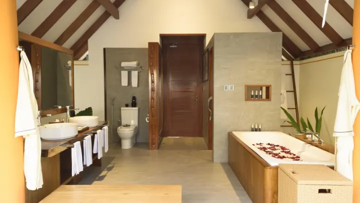 Dhigufaru Island Resort, Мальдивы — ванная Dhigufaru Island Resort — светлая ванная комната с ванной