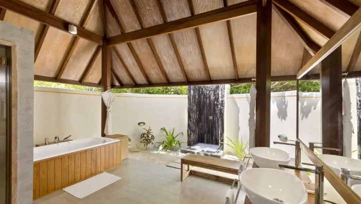 Dhigufaru Island Resort, Мальдивы — ванная Dhigufaru Island Resort — ванна на открытом воздухе