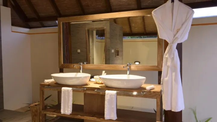 Dhigufaru Island Resort, Мальдивы — ванная Dhigufaru Island Resort — две раковины и большое зеркало