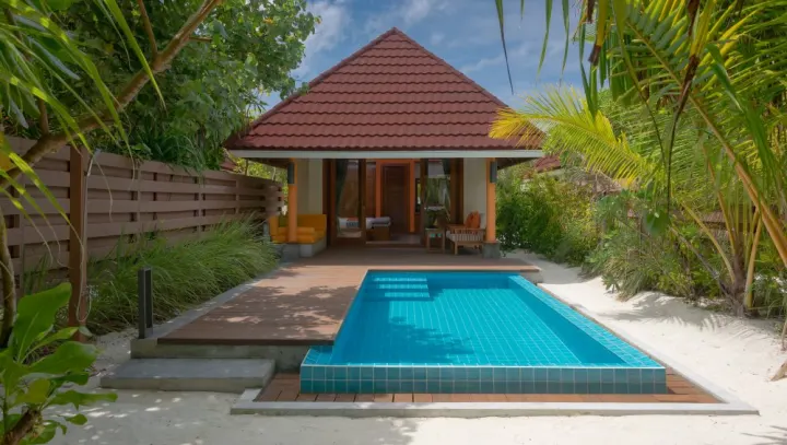 Dhigufaru Island Resort, Мальдивы — вилла на пляже Dhigufaru Island Resort — терраса пляжной виллы с собственным бассейном