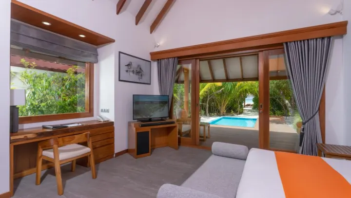 Dhigufaru Island Resort, Мальдивы — интерьер виллы Dhigufaru Island Resort — спальня пляжной виллы с выходом к бассейну