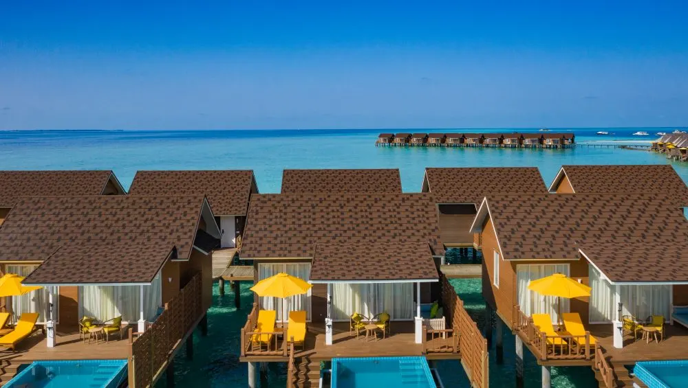 Dhigufaru Island Resort — водные виллы с просторными террасами