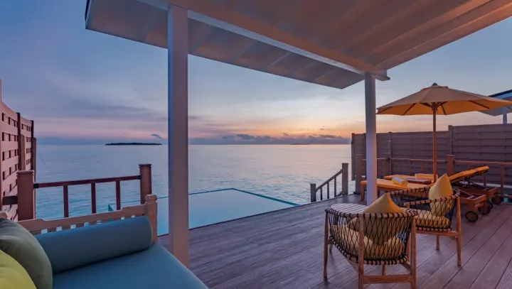 Dhigufaru Island Resort, Мальдивы — вилла на воде Dhigufaru Island Resort — терраса водной виллы с бассейном на закате