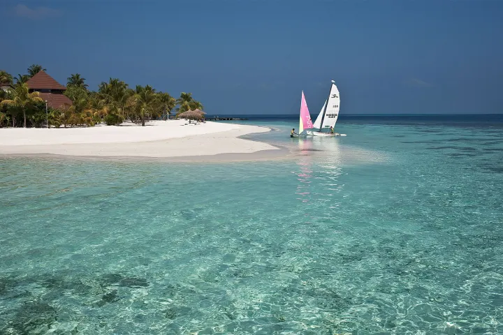 Diamonds Athuruga Maldives — вид с воздуха на белоснежные водные виллы и бирюзовую лагуну острова