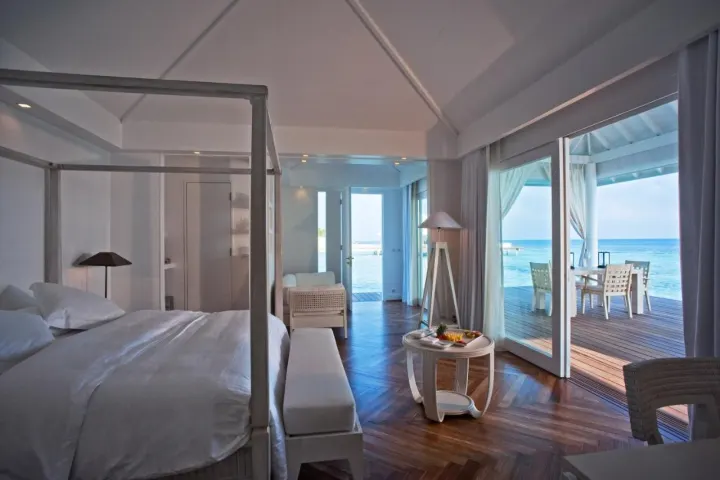 Diamonds Athuruga Maldives, Мальдивы — пляж Diamonds Athuruga Maldives — песчаный пляж с пальмами и бирюзовой водой лагуны вокруг острова
