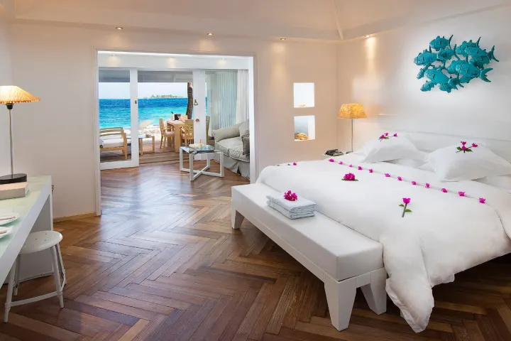 Diamonds Athuruga Maldives, Мальдивы — вилла на пляже Diamonds Athuruga Maldives — береговое бунгало на пляже в окружении пальм и белоснежного песка