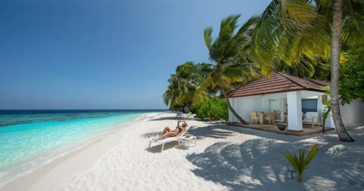 Diamonds Athuruga Maldives, Мальдивы — риф Diamonds Athuruga Maldives — снорклинг на живом домашнем коралловом рифе рядом с берегом острова