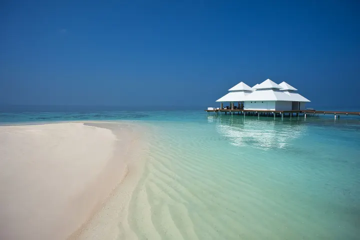 Diamonds Athuruga Maldives, Мальдивы — ресторан Diamonds Athuruga Maldives — надводный ресторан для гостей водных вилл с открытой террасой над лагуной