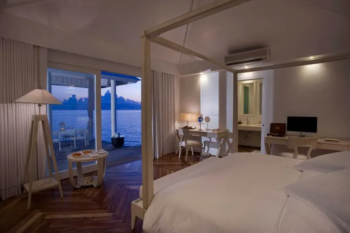 Diamonds Athuruga Maldives, Мальдивы — вилла на воде Diamonds Athuruga Maldives — просторная двухспальная водная вилла с террасой над прозрачной лагуной