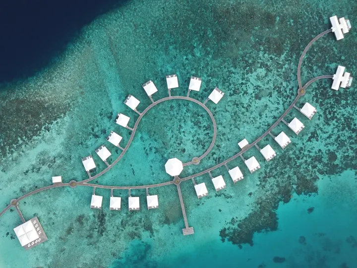 Diamonds Thudufushi Maldives, Мальдивы — вид сверху Diamonds Thudufushi Maldives — панорамный вид с воздуха на круглый остров, пляж и цепочку водных вилл