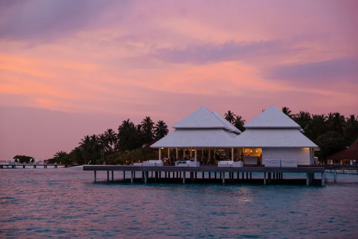 Diamonds Thudufushi Maldives, Мальдивы — пляж Diamonds Thudufushi Maldives — живописный закат над спокойной лагуной и песчаным пляжем острова