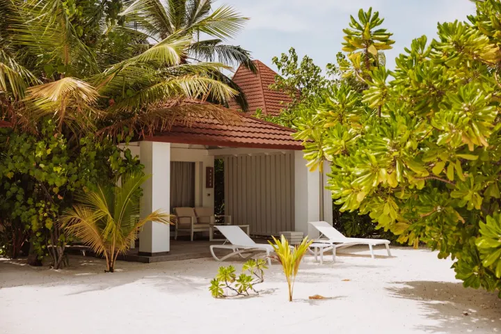 Diamonds Thudufushi Maldives, Мальдивы — вилла на пляже Diamonds Thudufushi Maldives — береговая вилла с верандой на белоснежном пляже в окружении пальм