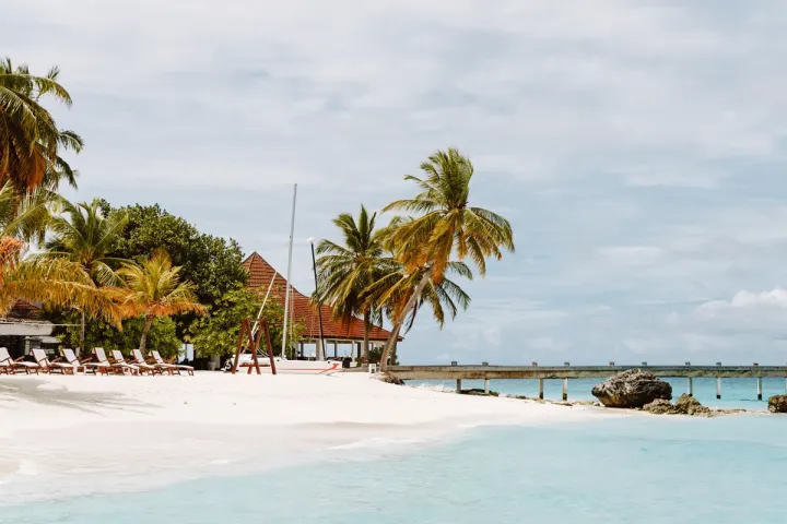 Diamonds Thudufushi Maldives, Мальдивы — ресторан Diamonds Thudufushi Maldives — надводный ресторан с панорамной террасой и столиками над бирюзовой лагуной