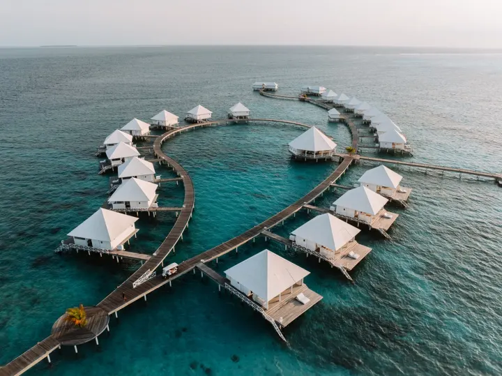 Diamonds Thudufushi Maldives, Мальдивы — вилла на воде Diamonds Thudufushi Maldives — белоснежные водные виллы на сваях над прозрачной бирюзовой лагуной
