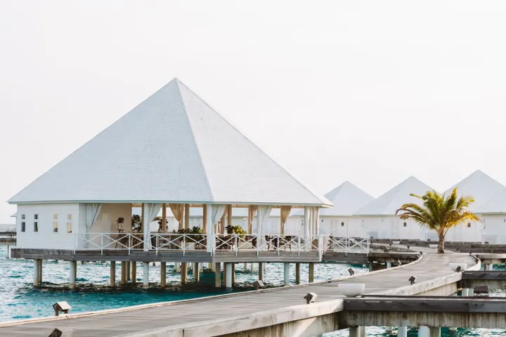 Diamonds Thudufushi Maldives, Мальдивы — вилла на воде Diamonds Thudufushi Maldives — просторная терраса водной виллы с джакузи и шезлонгами над водой