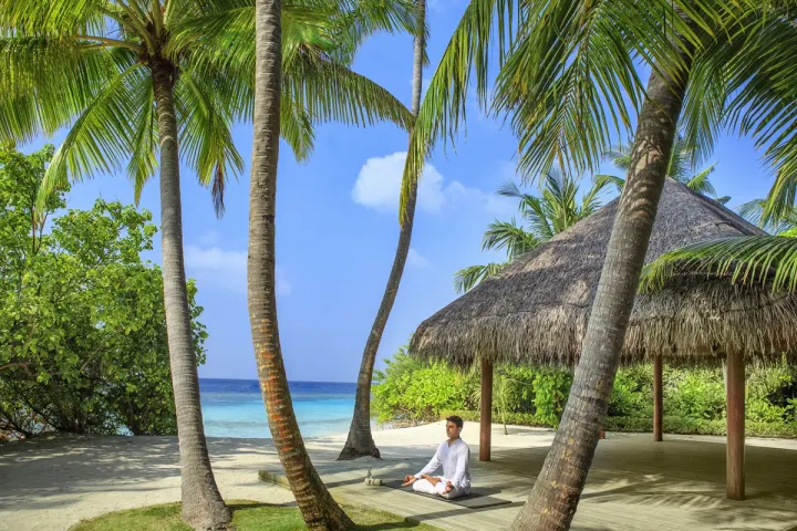Dusit Thani Maldives — занятия йогой в открытом павильоне