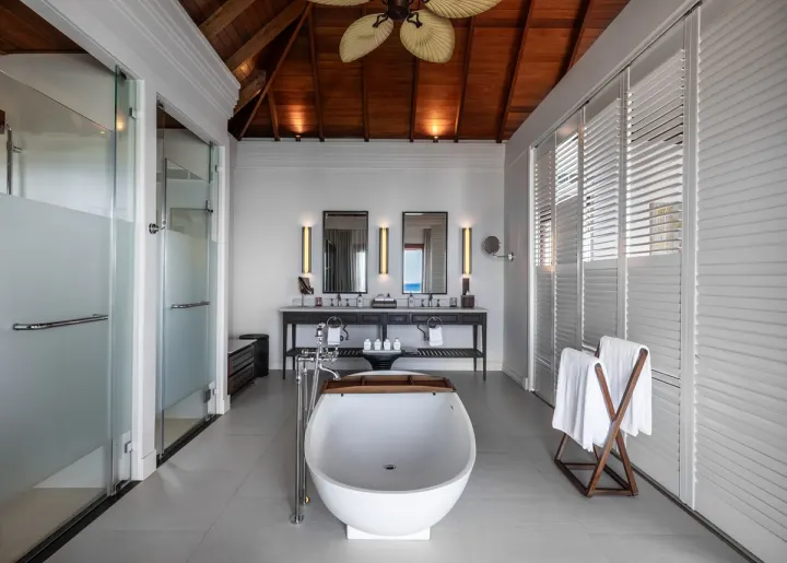 Dusit Thani Maldives — ванная комната с панорамными окнами