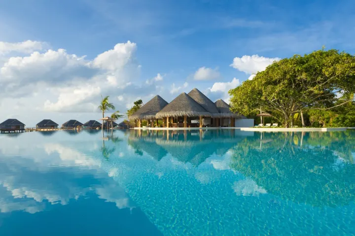 Dusit Thani Maldives — бескрайний бассейн на фоне океана