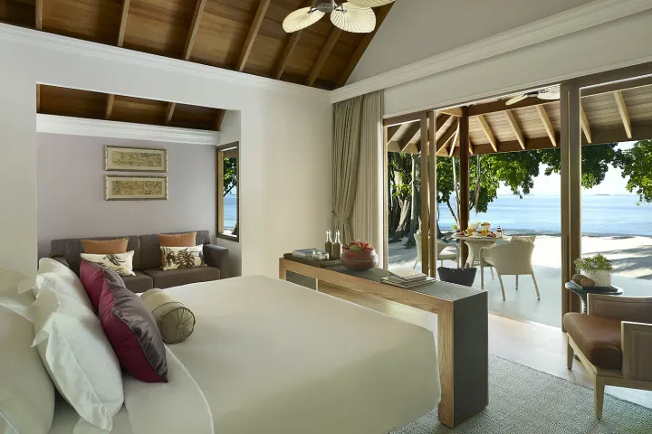 Dusit Thani Maldives — светлая спальня с видом на океан