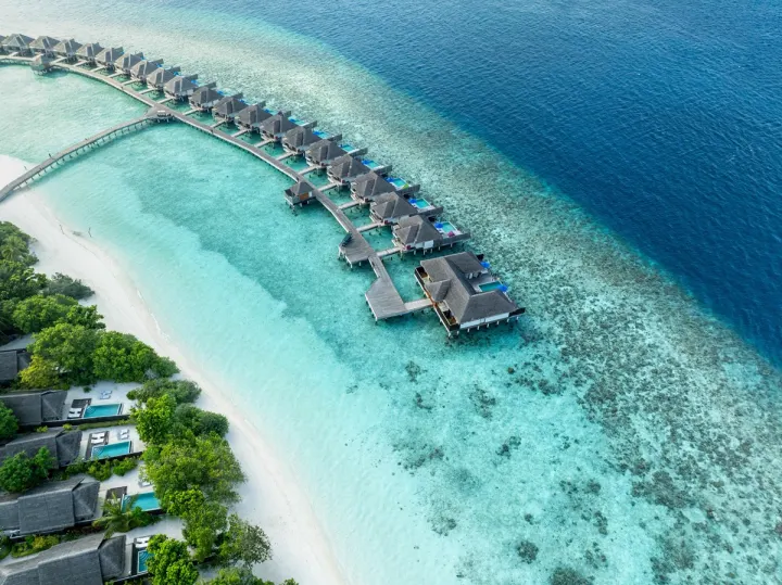 Dusit Thani Maldives — длинная ветка водных вилл