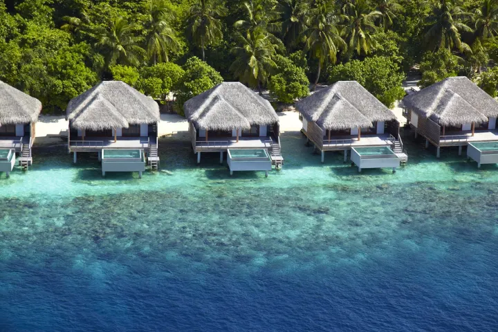 Dusit Thani Maldives — виллы с личным бассейном над водой