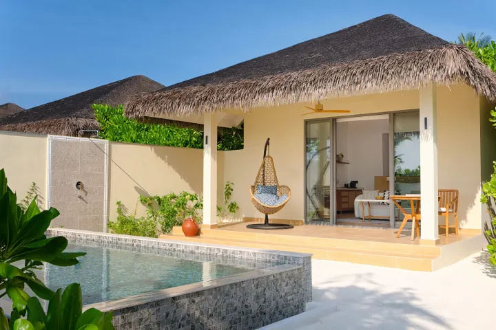 dusitD2 Feydhoo Maldives — пляжная вилла с собственным бассейном и деревянной террасой у моря