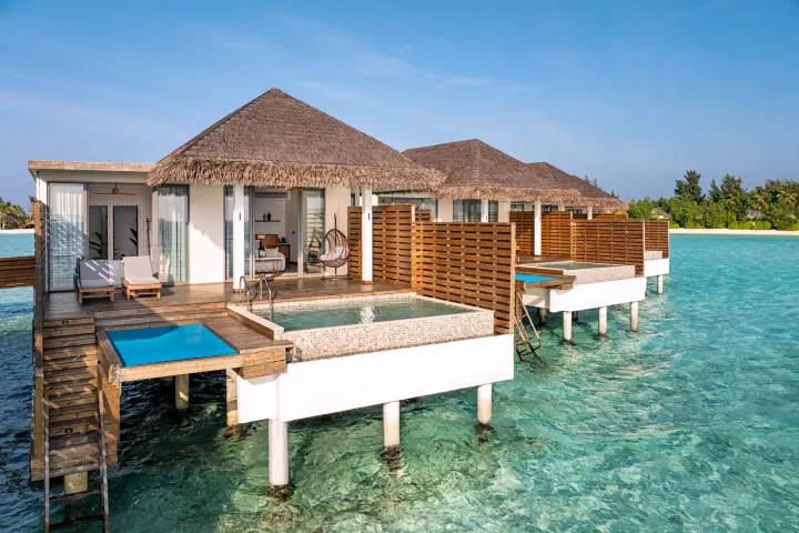 dusitD2 Feydhoo Maldives — водная вилла с частным бассейном и просторной солнечной террасой