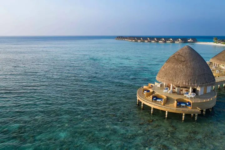 Emerald Faarufushi Resort & Spa, Мальдивы — бар Emerald Faarufushi Resort & Spa — бар над водой