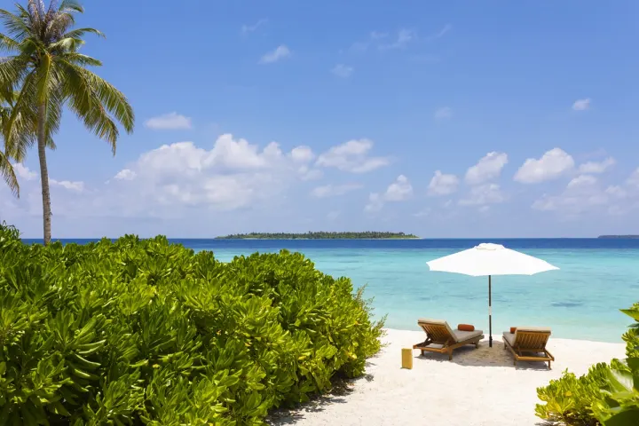 Emerald Faarufushi Resort & Spa, Мальдивы — пляж Emerald Faarufushi Resort & Spa — белоснежный пляж с шезлонгами
