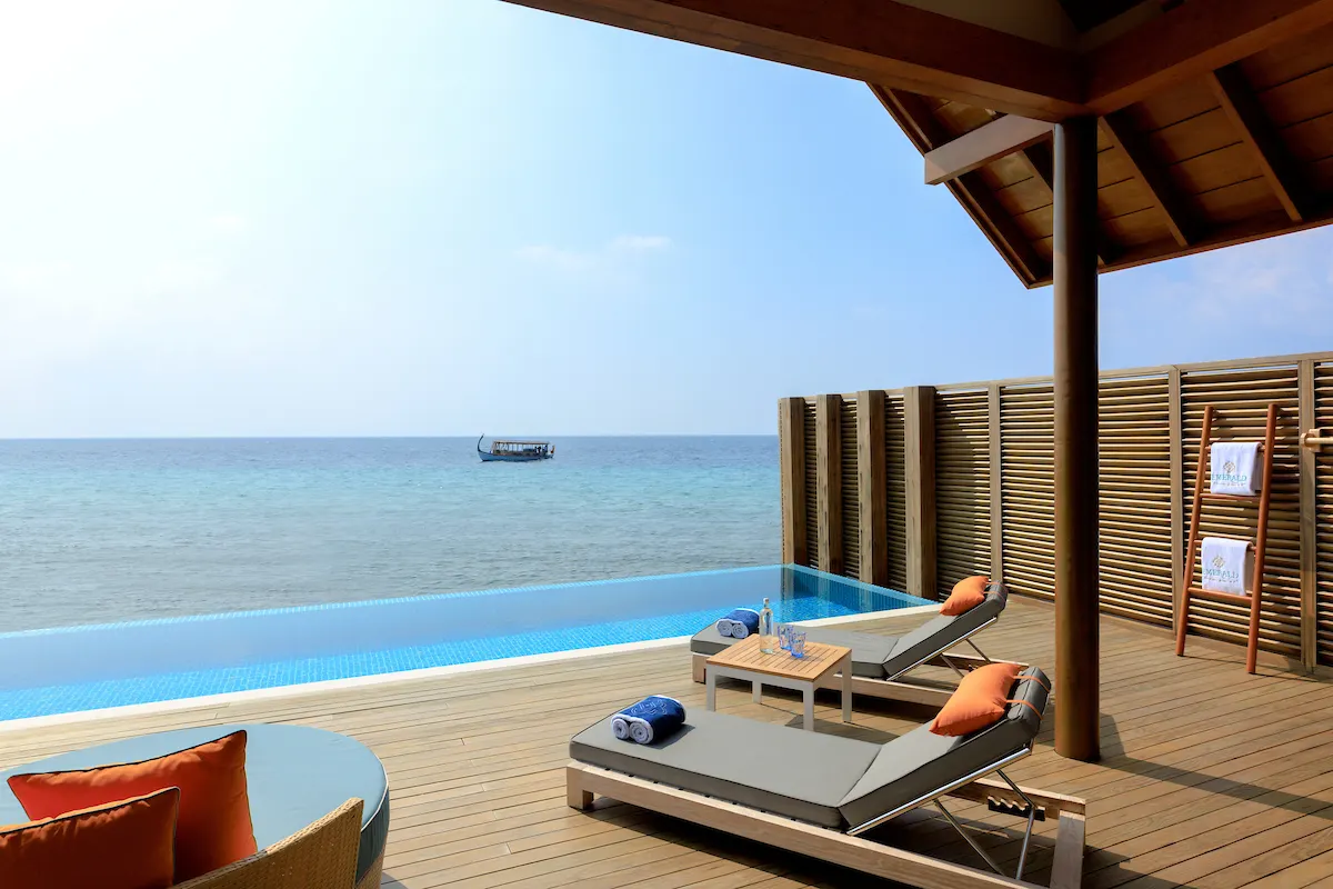 Emerald Faarufushi Resort & Spa — терраса пляжной виллы с бассейном