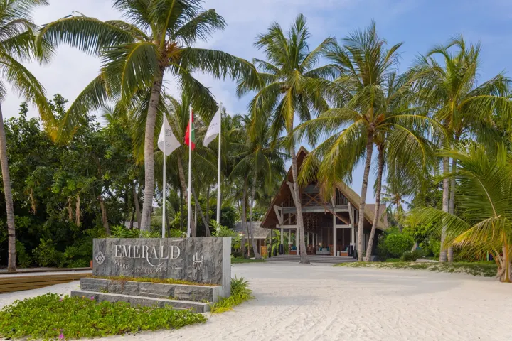 Emerald Faarufushi Resort & Spa, Мальдивы — бассейн Emerald Faarufushi Resort & Spa — пейзажный бассейн у пляжа