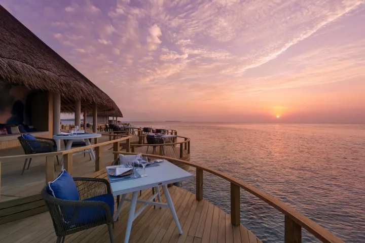 Emerald Faarufushi Resort & Spa, Мальдивы — ресторан Emerald Faarufushi Resort & Spa — ужин с видом на закат