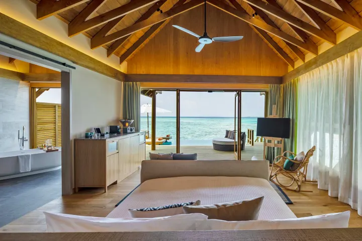Emerald Faarufushi Resort & Spa, Мальдивы — интерьер виллы Emerald Faarufushi Resort & Spa — просторная спальня водной виллы