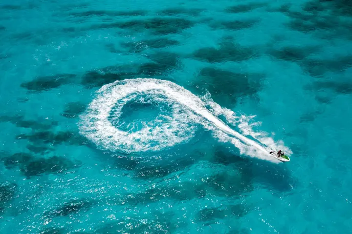 Emerald Maldives Resort & Spa, Мальдивы — развлечения Emerald Maldives Resort & Spa — катание на гидроцикле
