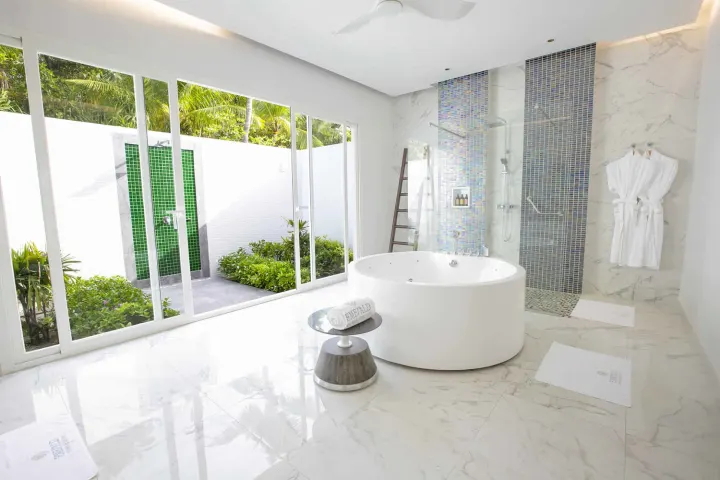 Emerald Maldives Resort & Spa, Мальдивы — вилла на пляже Emerald Maldives Resort & Spa — терраса пляжной виллы