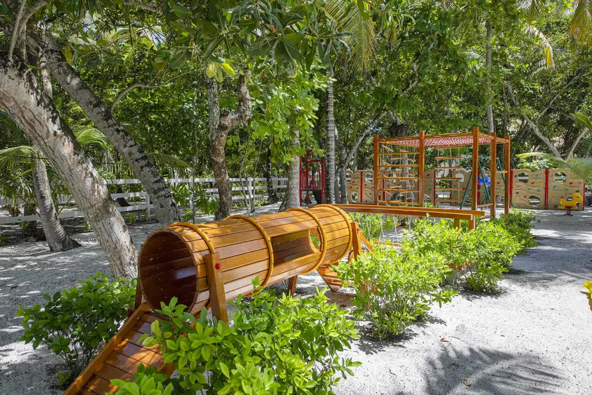 Emerald Maldives Resort & Spa — детская игровая площадка на улице