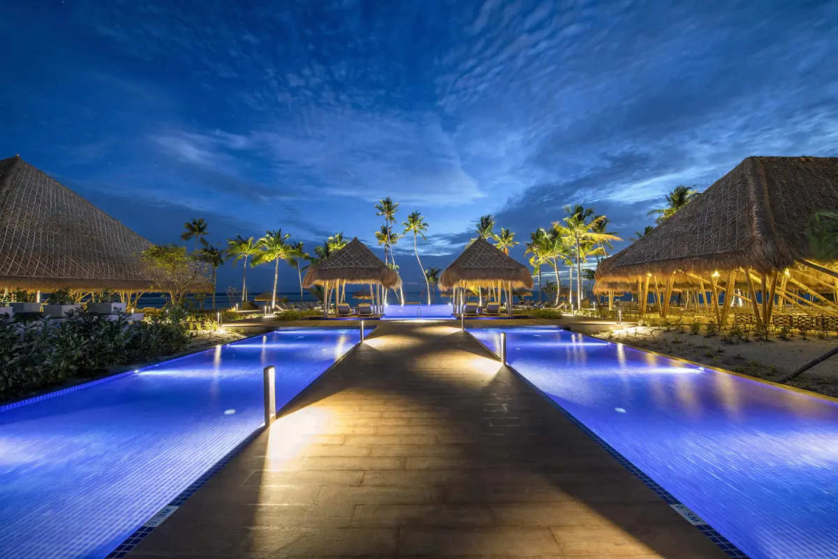 Emerald Maldives Resort & Spa — главный бассейн вечером