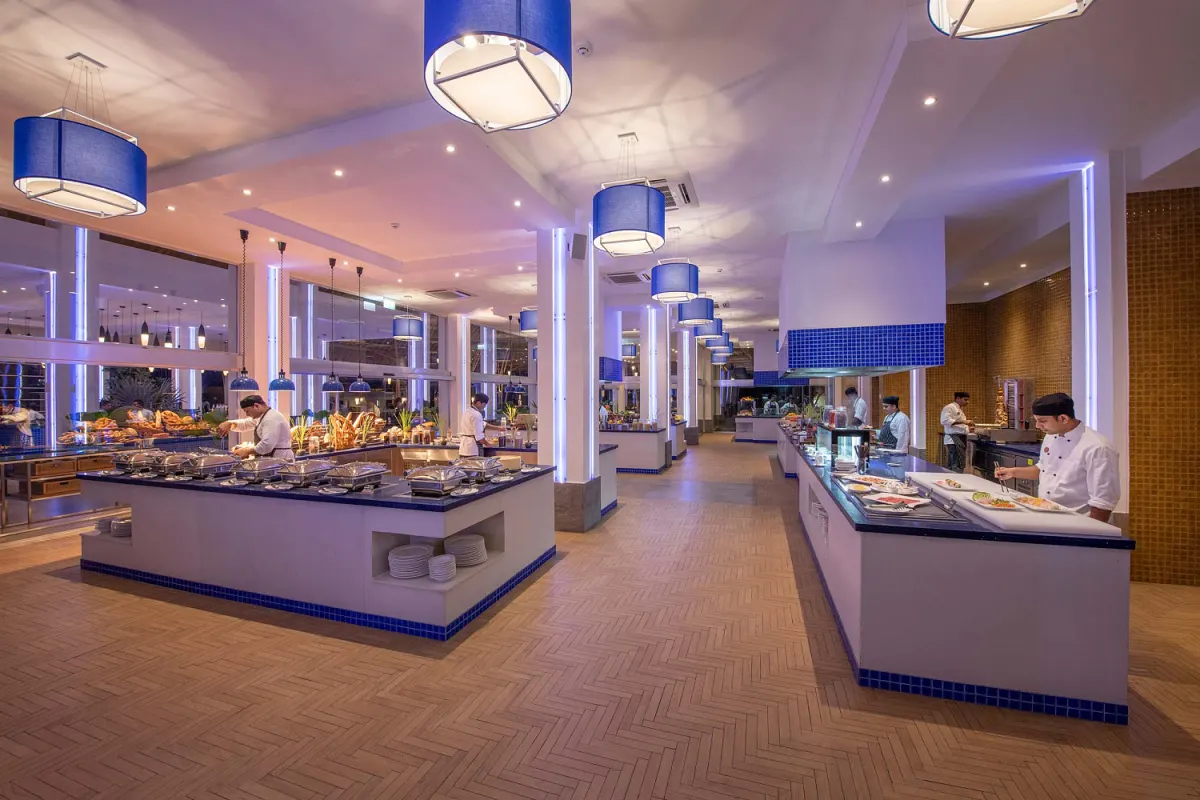 Emerald Maldives Resort & Spa — ресторан на пляже