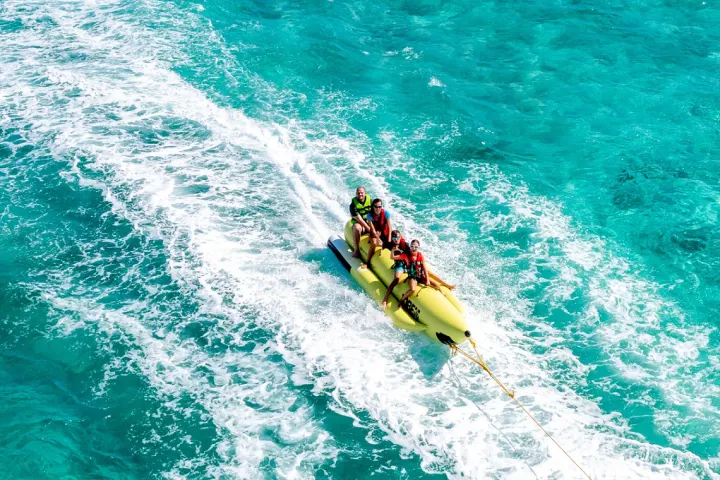 Fihalhohi Maldives — вид с высоты птичьего полёта на зелёный остров и водные бунгало