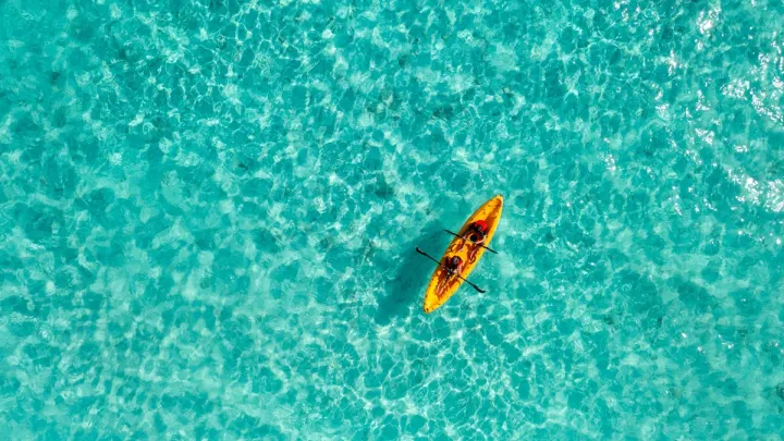 Fihalhohi Maldives, Мальдивы — вид сверху Fihalhohi Maldives — панорама домашнего кораллового рифа и береговой линии острова