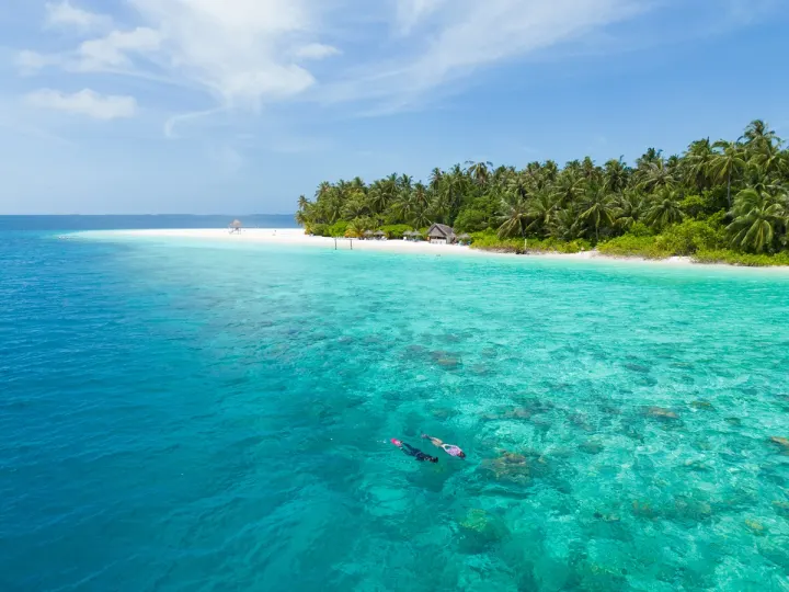 Fihalhohi Maldives, Мальдивы — вилла на воде Fihalhohi Maldives — водные бунгало на сваях с террасами и прямым спуском в лагуну