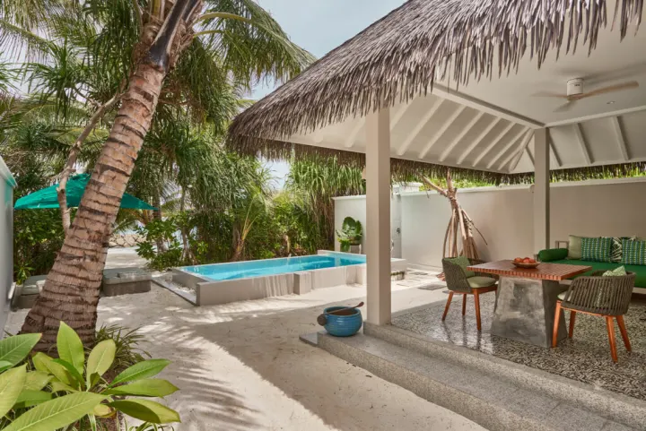 Finolhu Baa Atoll Maldives, Мальдивы — вилла на пляже Finolhu Baa Atoll Maldives — бассейн и терраса виллы