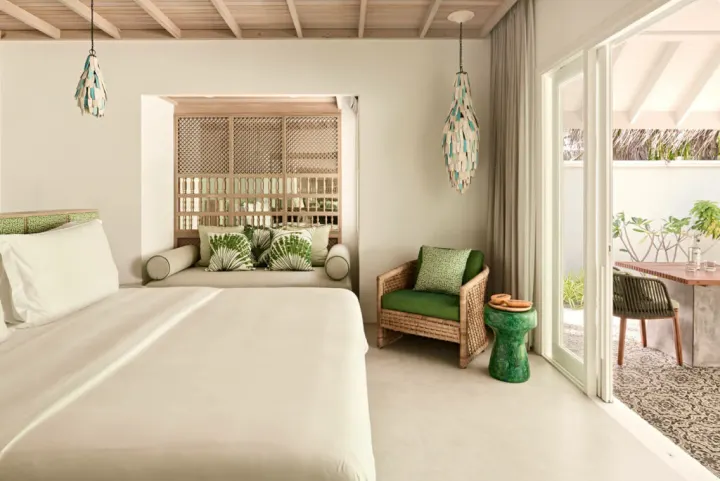 Finolhu Baa Atoll Maldives, Мальдивы — интерьер виллы Finolhu Baa Atoll Maldives — интерьер светлой спальни