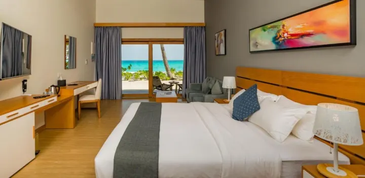 Fiyavalhu Maldives — панорама зелёного острова Манду и береговой линии курорта с воздуха