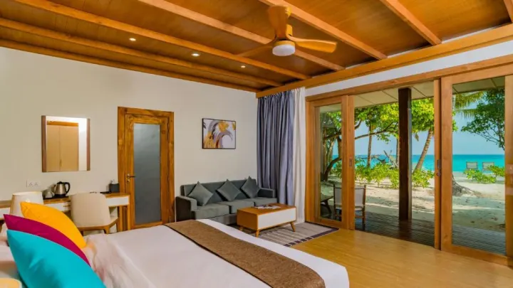Fiyavalhu Maldives, Мальдивы — пляж Fiyavalhu Maldives — песчаный пляж с шезлонгами и бирюзовой водой спокойной лагуны