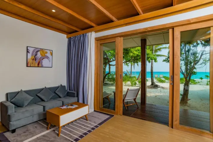 Fiyavalhu Maldives, Мальдивы — вилла на пляже Fiyavalhu Maldives — просторная пляжная вилла с частным бассейном и террасой у моря