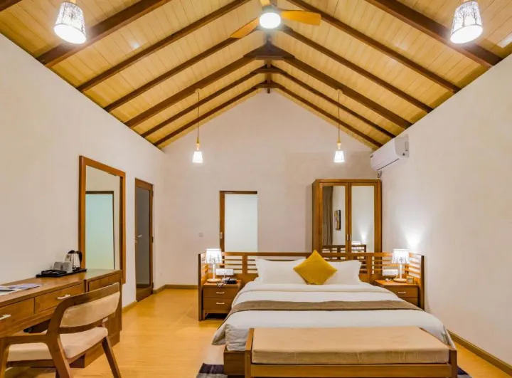 Fiyavalhu Maldives, Мальдивы — бассейн Fiyavalhu Maldives — открытый панорамный бассейн у берега океана в окружении пальм