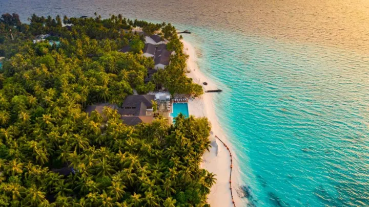 Fiyavalhu Maldives, Мальдивы — ресторан Fiyavalhu Maldives — открытая терраса ресторана с видом на лагуну и пальмовую рощу